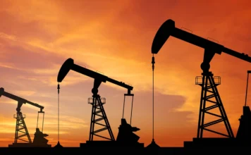 Brent στα 111 δολάρια μετά την επίθεση στο Σαϊμπάχ — Στο 1,56 ευρώ το πετρέλαιο θέρμανσης, στο 2,18 η αμόλυβδη