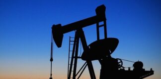 Ανάκαμψη για το πετρέλαιο μετά το «βουτιά» – Οι διαπραγματεύσεις ΗΠΑ-Ιράν κρατούν την αγορά σε εγρήγορση