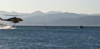 Σέρφερ «αψηφά» τον κίνδυνο – Μέσα σε λίγα μέτρα από πυροσβεστικό ελικόπτερο που έκανε υδροληψία