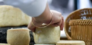 Η ελληνική φέτα χάνει τον πόλεμο της παραγωγής: 500.000 νεκρά ζώα, 40.000 τόνοι γάλακτος λιγότεροι και ένα barcode που δεν αρκεί