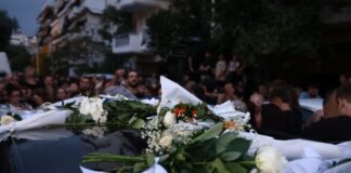 Η γειτονιά του Γιώργου Μαζωνάκη αποχαιρετά το «παιδί» της