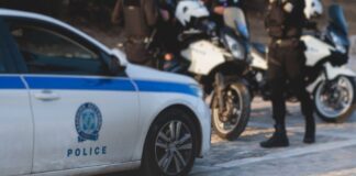 Πυροβολισμοί με υποπολυβόλο έξω από καφετέρια στον Άγιο Παντελεήμονα — Στο νοσοκομείο 10χρονη, ένα καμένο αυτοκίνητο στον Ασπρόπυργο και έρευνα της ΔΑΟΕ