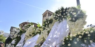 Η Νίκαια υποκλίθηκε στον «Μαζώ» – Χιλιάδες πολίτες στην Αγία Τριάδα για το τελευταίο «αντίο» πριν από την ταφή στο Γ’ Νεκροταφείο