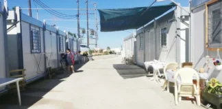Αρκαλοχώρι, πέντε χρόνια μετά τον σεισμό: 500 άνθρωποι σε κοντέινερ, 600 άδειες επισκευής σε 3.500 κτίρια και ένας «κόκκινος» οικισμός που περιμένει την κατεδάφιση