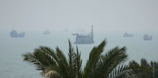 Πύραυλοι σε αεροπλανοφόρο και η σιωπή της Ουάσινγκτον – Το παρασκήνιο της νέας αντιπαράθεσης ΗΠΑ-Ιράν