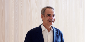 Ο Μητσοτάκης πουλάει το 2030 από τη Silicon Valley — ένα σχέδιο 65 δισ. ευρώ, ένα ρομπότ της Tesla και το δίλημμα της τρίτης θητείας