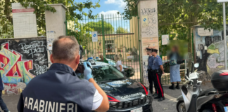 Μαχαίρωσε την καθηγήτρια του μέσα στην τάξη και προσπάθησε να το κάνει live στο Telegram — ο 13χρονος από τη Ρώμη, το κράνος με την κάμερα και το βίντεο του Τάραντ