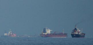 Η Μέση Ανατολή ξαναρχίζει να αντλεί: οι εξαγωγές πετρελαίου ανακάμπτουν, οι τιμές υποχωρούν και η σκιά του Ορμούζ παραμένει