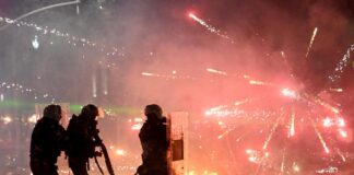 Αλβανία: Μολότοφ και πύρινα οδοφράγματα στα Τίρανα — Ο Ράμα επιμένει ότι δεν παραιτείται