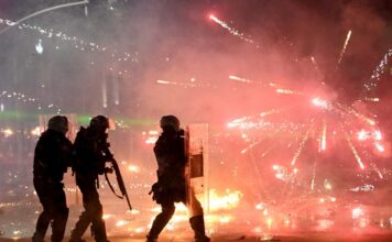 Αλβανία: Μολότοφ και πύρινα οδοφράγματα στα Τίρανα — Ο Ράμα επιμένει ότι δεν παραιτείται