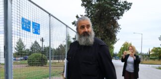Δίκη Τεμπών: «Του πλύναμε τις πληγές, μύριζε χημικά» — Ο πατέρας του Κύπριου φοιτητή κατέθεσε για τη σορό που δεν ήθελαν να ανοίξουν