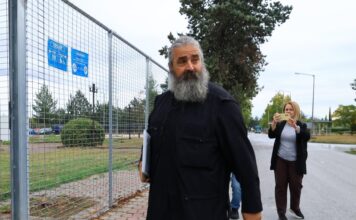 Δίκη Τεμπών: «Του πλύναμε τις πληγές, μύριζε χημικά» — Ο πατέρας του Κύπριου φοιτητή κατέθεσε για τη σορό που δεν ήθελαν να ανοίξουν