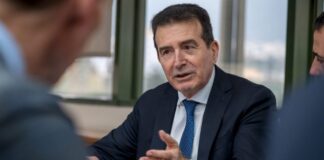 Χρυσοχοΐδης για Κολωνό: «Εγκληματική υπόθεση με ναρκωτικά, όχι τρομοκρατία» — Δύο σενάρια στις έρευνες