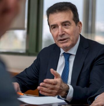 Χρυσοχοΐδης για Κολωνό: «Εγκληματική υπόθεση με ναρκωτικά, όχι τρομοκρατία» — Δύο σενάρια στις έρευνες