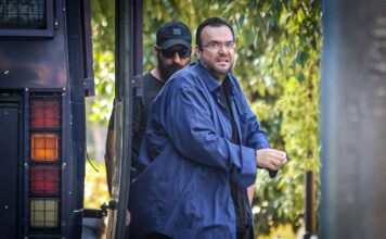 Απάτη σε βάρος του ΕΦΚΑ: Στη φυλακή ο Φίλιππος Καμπούρης, η σύζυγός του και άλλοι τέσσερις κατηγορούμενοι