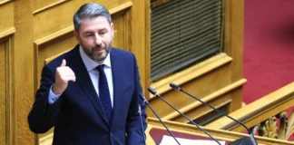 Ο Ανδρουλάκης «τραγουδάει» Γαλάνη στη Βουλή: Οι επιστολές Μητσοτάκη στη φον ντερ Λάιεν είναι «Τα γαλάζια σου γράμματα» που δεν απαντήθηκαν ποτέ