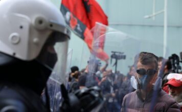 Αλβανία: Το κοινοβούλιο «πήρε φωτιά» πριν το μεγάλο συλλαλητήριο – Η κυβέρνηση Ράμα απομακρύνει 19 στελέχη