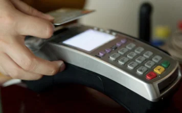 Ηλεκτρονικές αποδείξεις: Το «χαράτσι» του 22% περιμένει όσους δεν καλύψουν το 30% – Οι παγίδες για επαγγελματίες και το «παράθυρο» των συζύγων