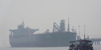 Χτύπημα σε ελληνόκτητο δεξαμενόπλοιο LNG κοντά στα Στενά του Ορμούζ – Σώοι και οι 30 επιβαίνοντες, ανάμεσά τους 11 Έλληνες